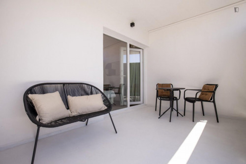 Double bedroom, with balcony, in 5-bedroom house