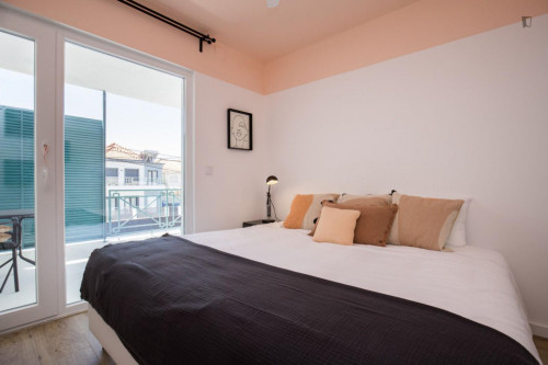 Double bedroom, with balcony, in 5-bedroom house