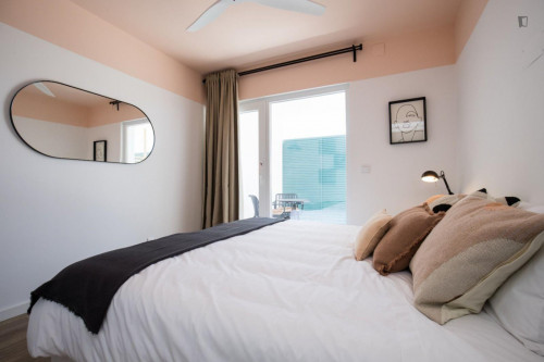 Double bedroom, with balcony, in 5-bedroom house