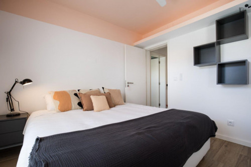 Double bedroom, with balcony, in 5-bedroom house