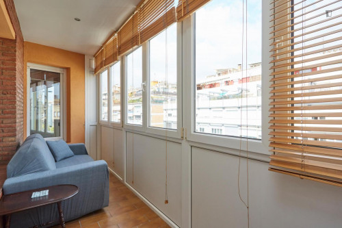 Elegant 3-bedroom apartment with balcony next to Sant Gervasi train station