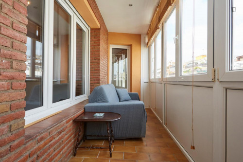 Elegant 3-bedroom apartment with balcony next to Sant Gervasi train station