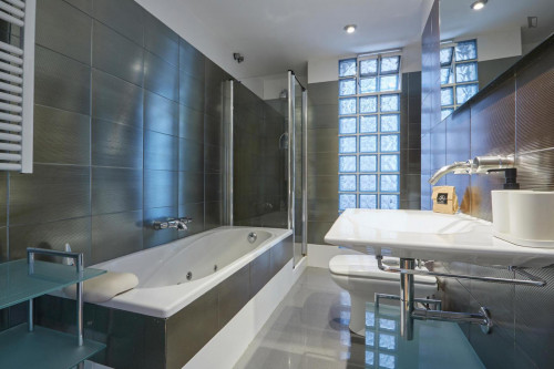 Elegant 3-bedroom apartment with balcony next to Sant Gervasi train station