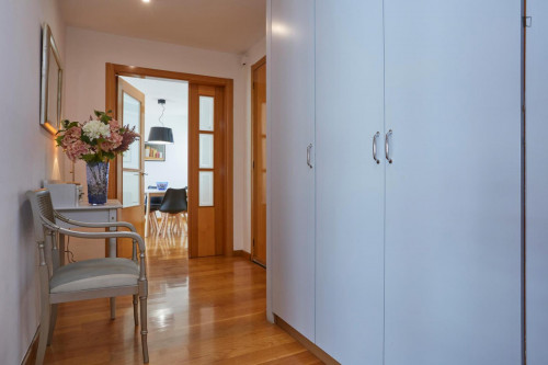 Elegant 3-bedroom apartment with balcony next to Sant Gervasi train station