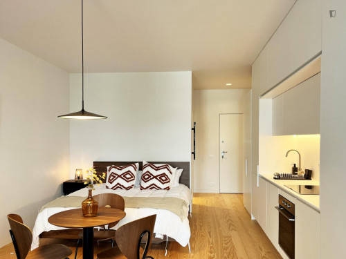 Great studio with balcony close to Aliados metro station