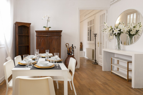 Luxurious Female Coliving in Sarria San Gervasi with City Views and Market Access