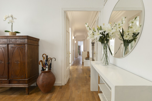 Luxurious Female Coliving in Sarria San Gervasi with City Views and Market Access