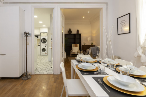 Luxurious Female Coliving in Sarria San Gervasi with City Views and Market Access