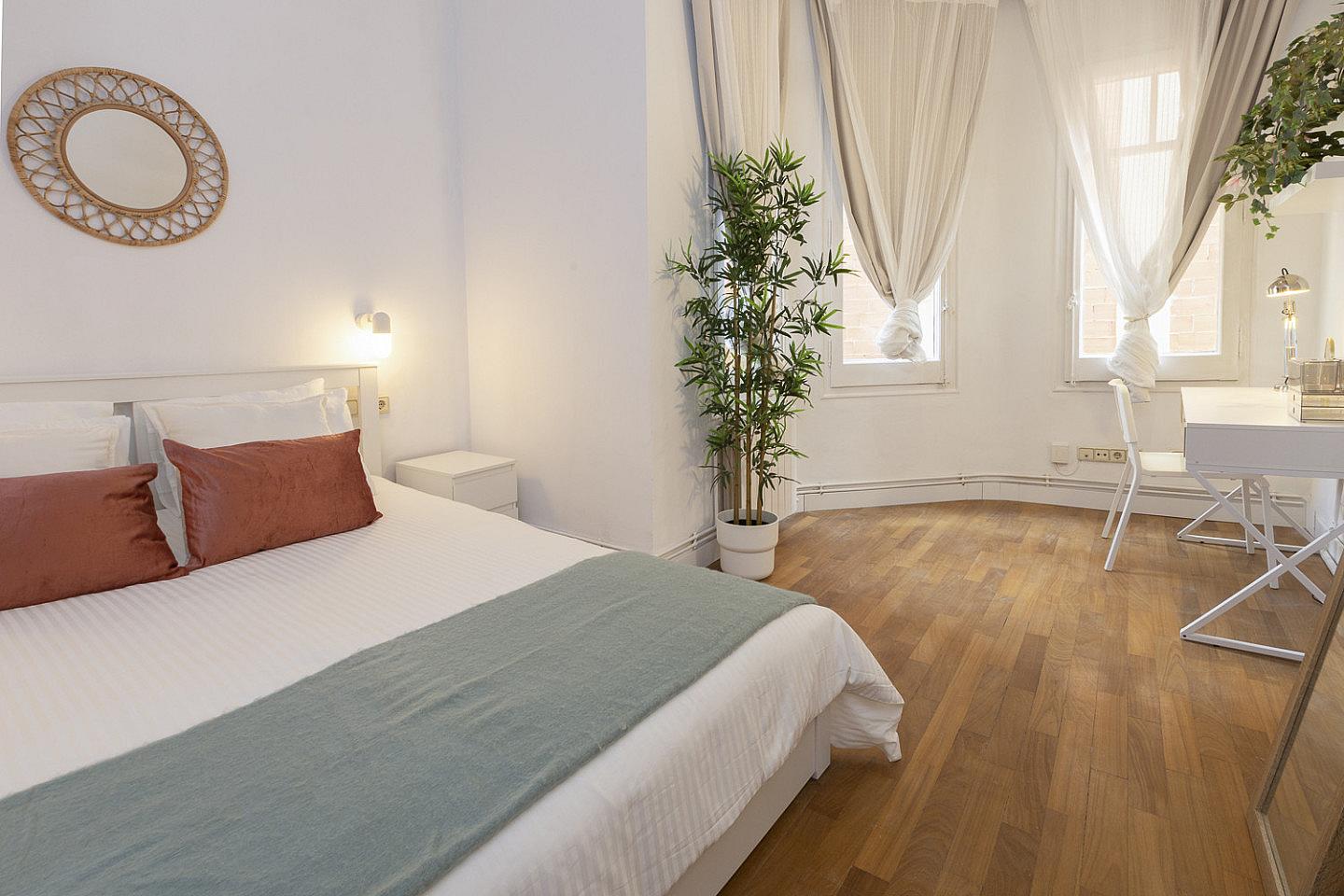  Bedroom 4  -  Luxurious Female Coliving in Sarria San Gervasi with City Views and Market Access  - Gallery -  16