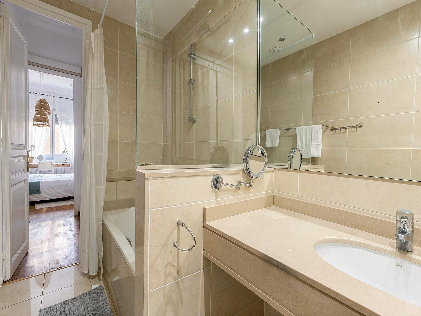  Bedroom 4  -  Luxurious Female Coliving in Sarria San Gervasi with City Views and Market Access  - Gallery -  27