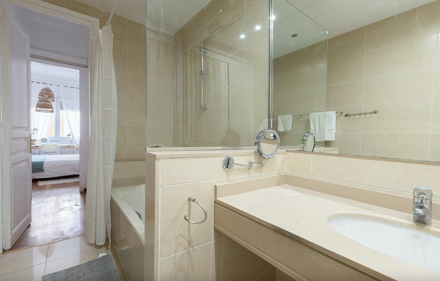  Bedroom 4  -  Luxurious Female Coliving in Sarria San Gervasi with City Views and Market Access  - Gallery -  23