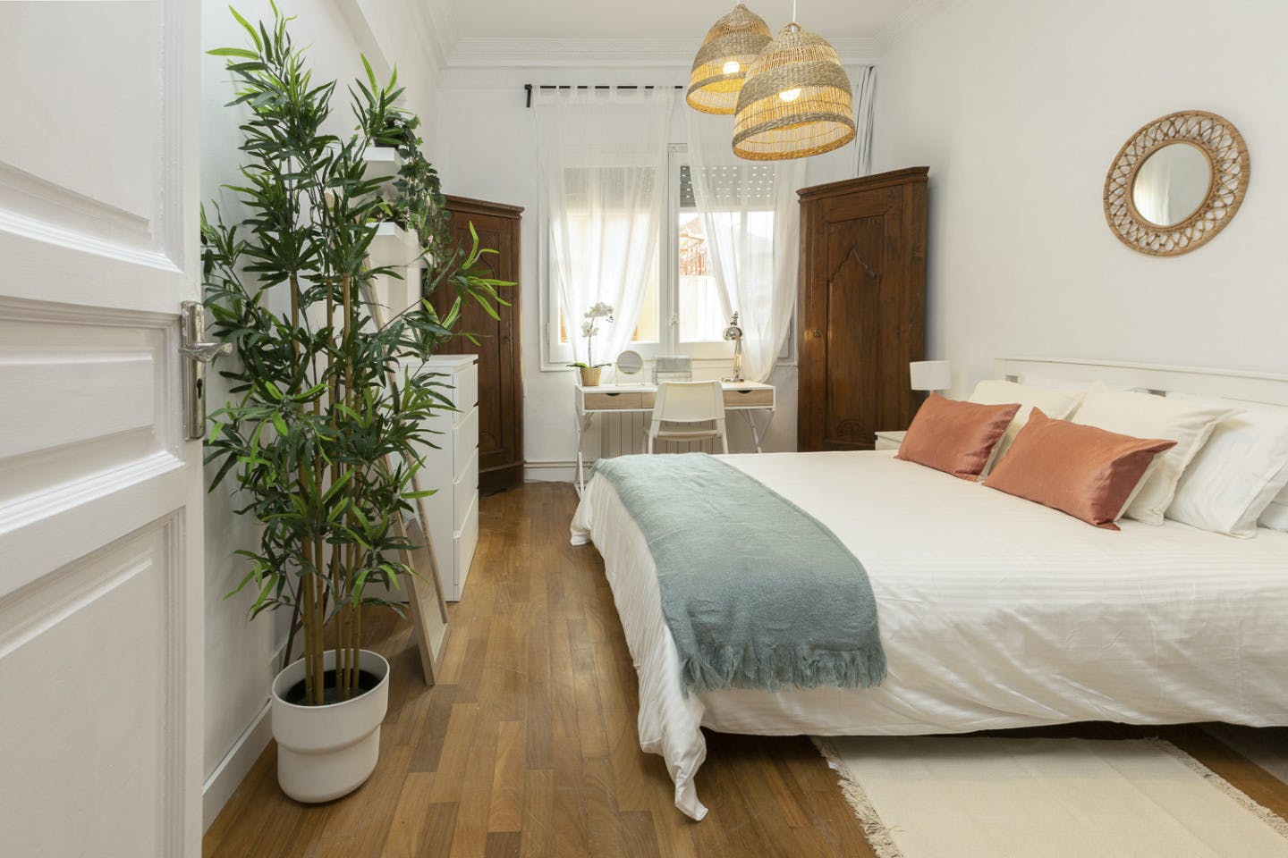  Bedroom 5  -  Luxurious Female Coliving in Sarria San Gervasi with City Views and Market Access  - Gallery -  5