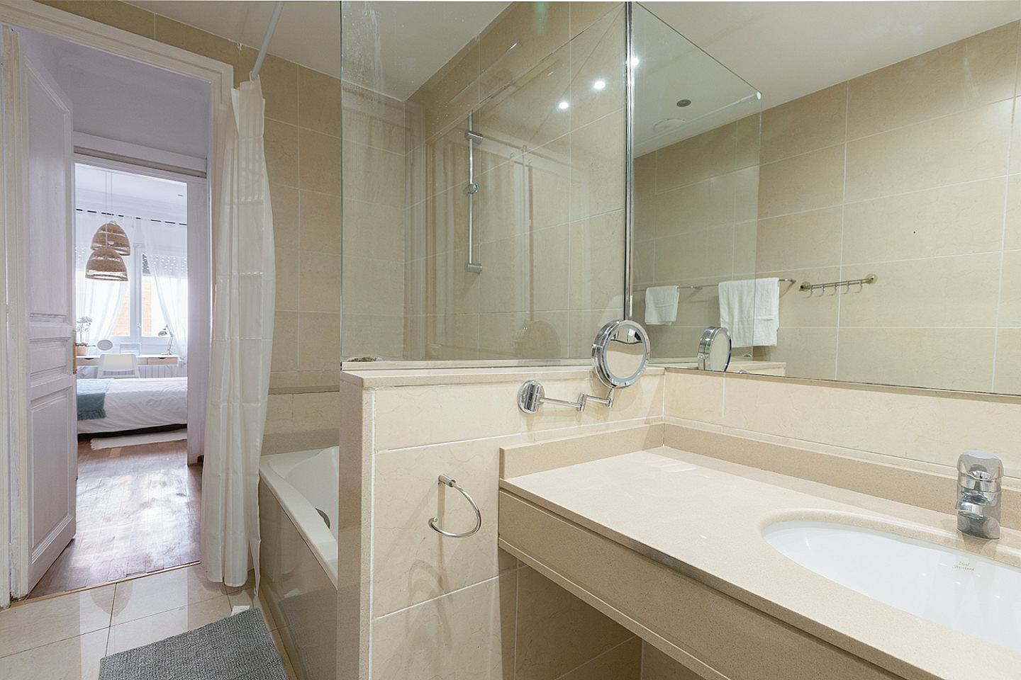  Bedroom 5  -  Luxurious Female Coliving in Sarria San Gervasi with City Views and Market Access  - Gallery -  17