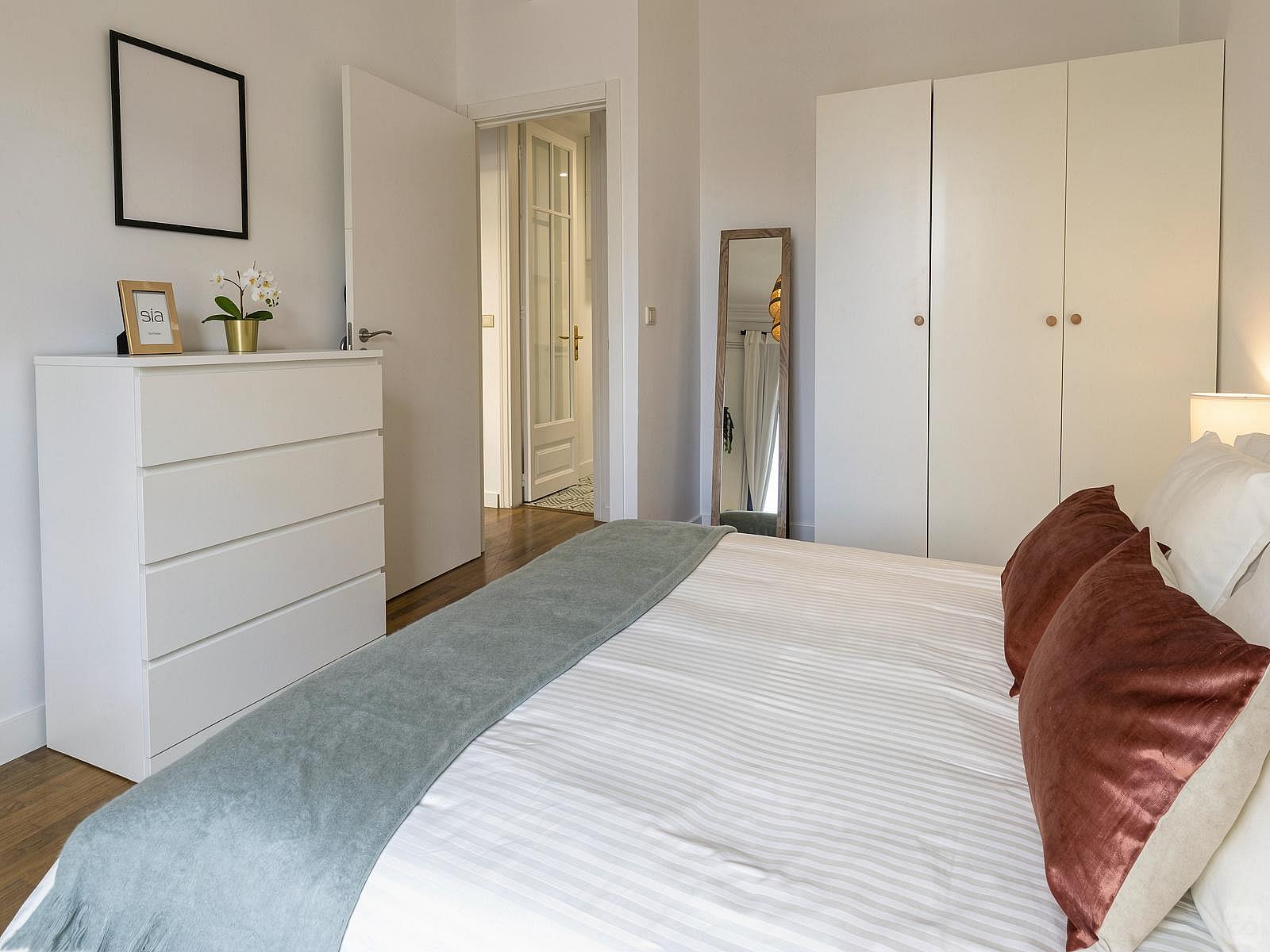  Room 1 - Beautiful, Bright & Big Double Room  -  Luxurious Female Coliving in Sarria San Gervasi with City Views and Market Access  - Gallery -  10