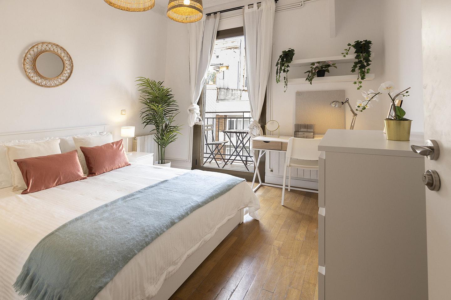  Room 1 - Beautiful, Bright & Big Double Room  -  Luxurious Female Coliving in Sarria San Gervasi with City Views and Market Access  - Gallery -  4