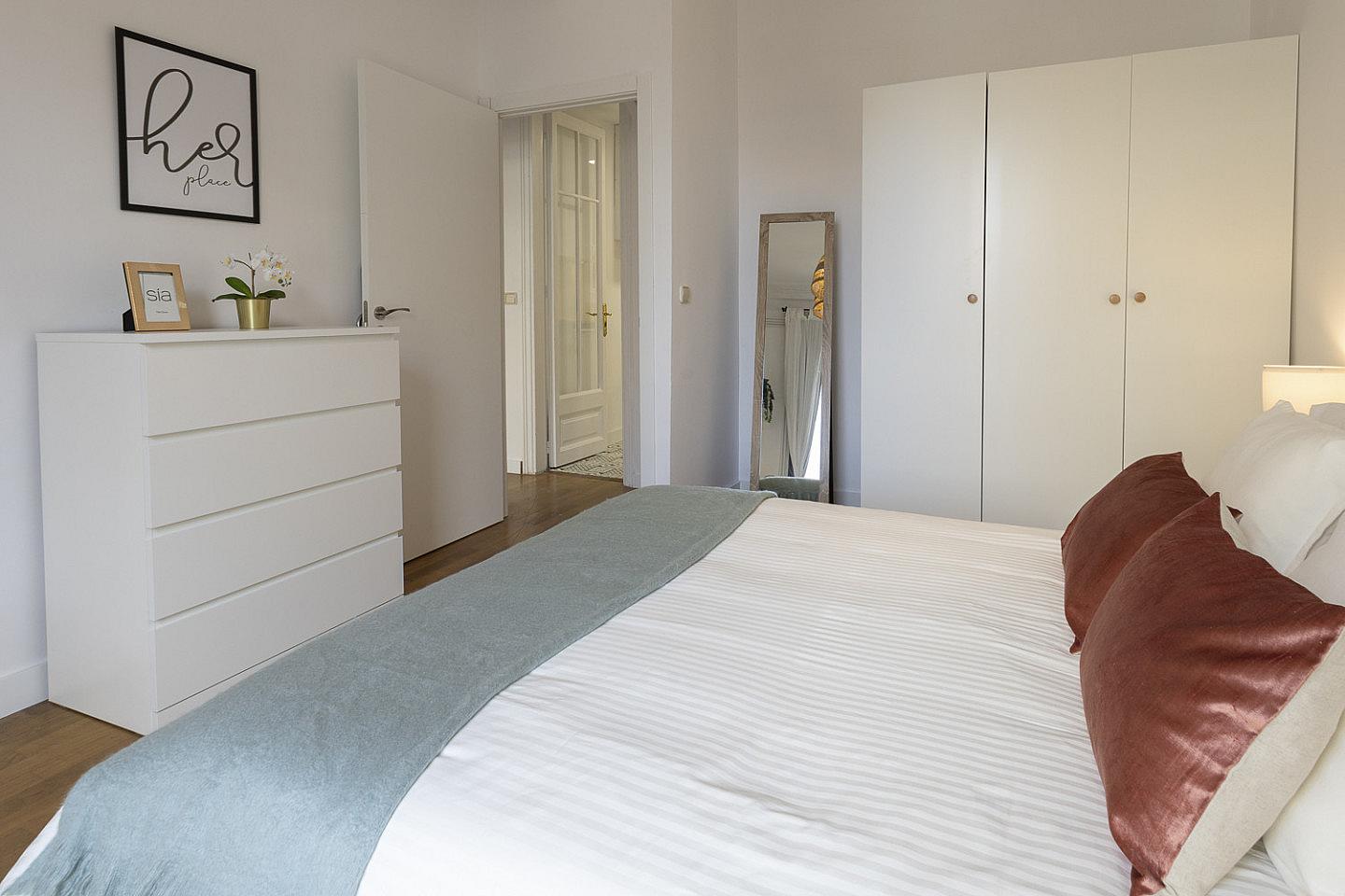  Room 1 - Beautiful, Bright & Big Double Room  -  Luxurious Female Coliving in Sarria San Gervasi with City Views and Market Access  - Gallery -  1