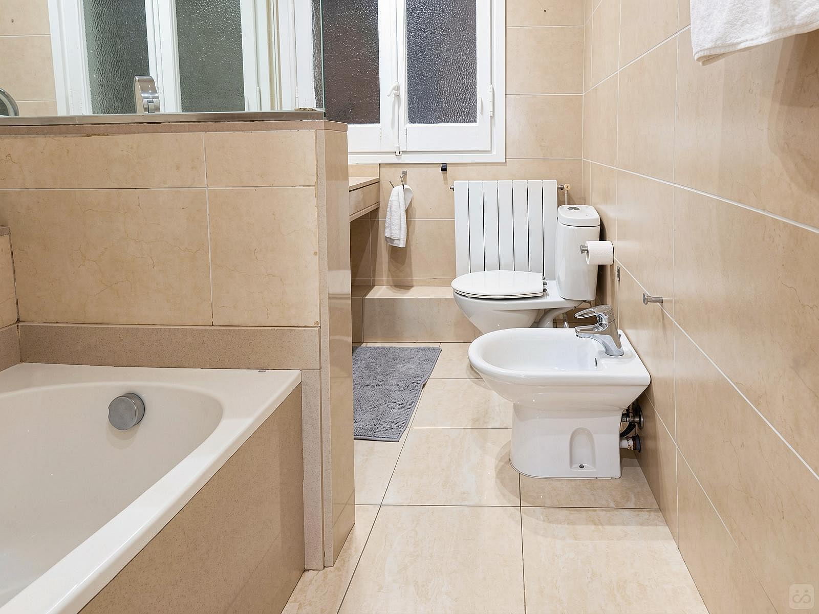  Room 1 - Beautiful, Bright & Big Double Room  -  Luxurious Female Coliving in Sarria San Gervasi with City Views and Market Access  - Gallery -  17