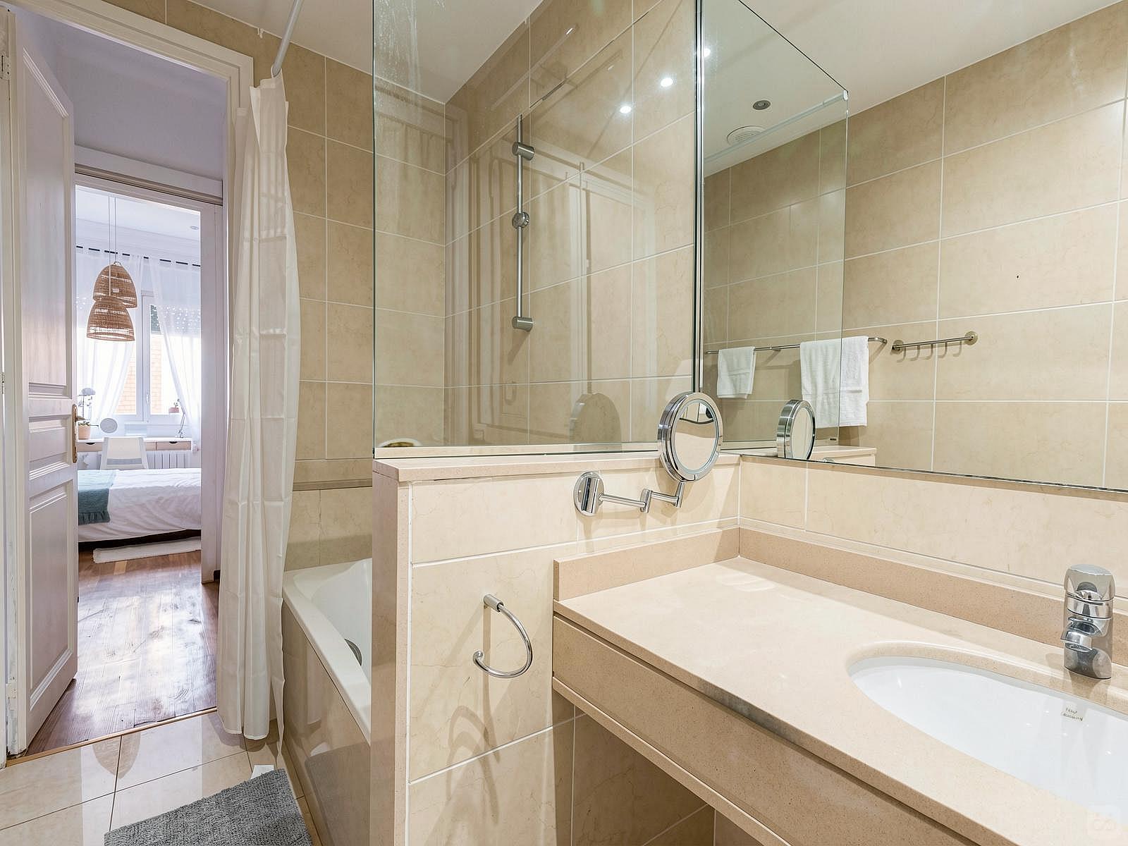  Room 1 - Beautiful, Bright & Big Double Room  -  Luxurious Female Coliving in Sarria San Gervasi with City Views and Market Access  - Gallery -  18