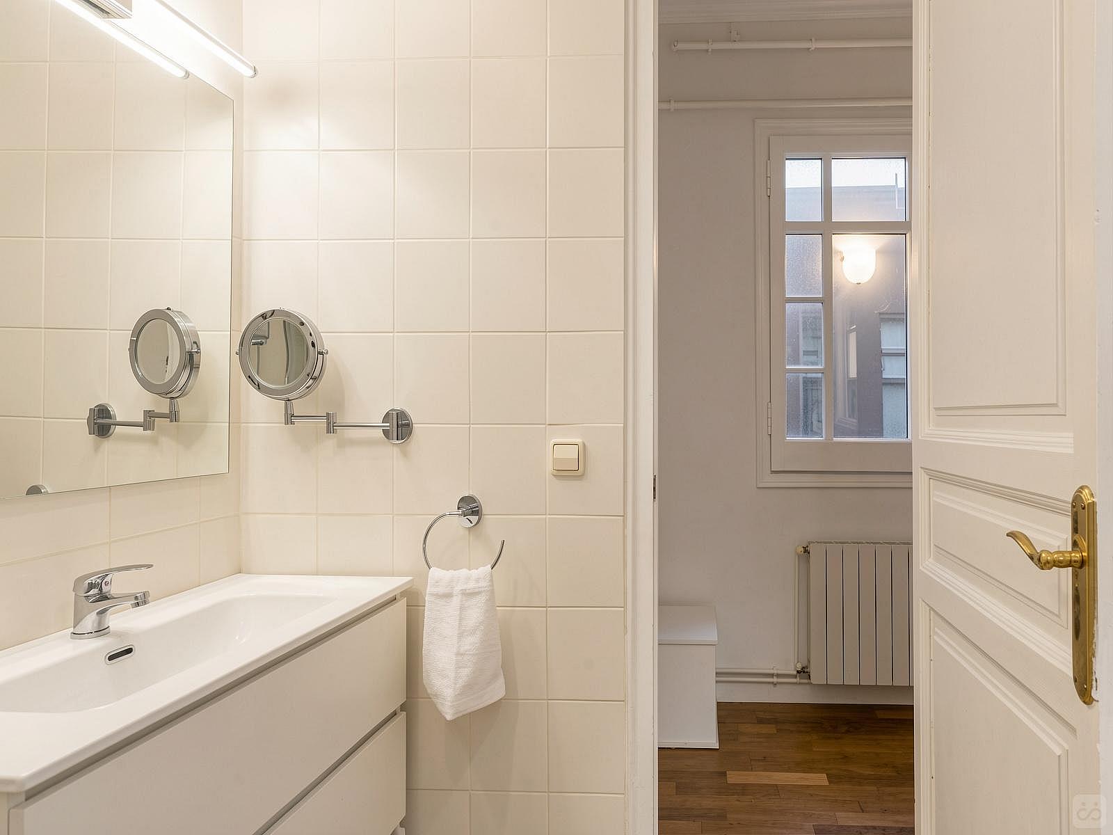  Room 2 - Beautiful, Bright & Big Double Room  -  Luxurious Female Coliving in Sarria San Gervasi with City Views and Market Access  - Gallery -  17