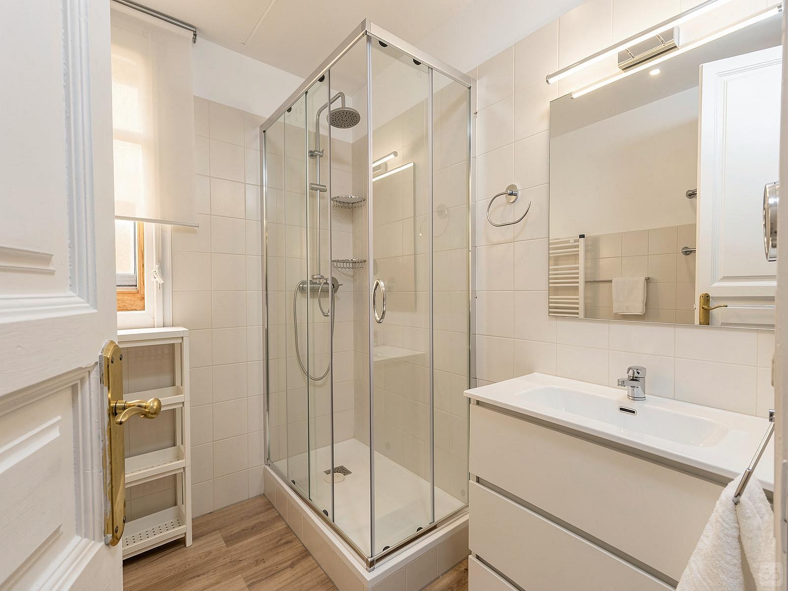  Room 2 - Beautiful, Bright & Big Double Room  -  Luxurious Female Coliving in Sarria San Gervasi with City Views and Market Access  - Gallery -  16