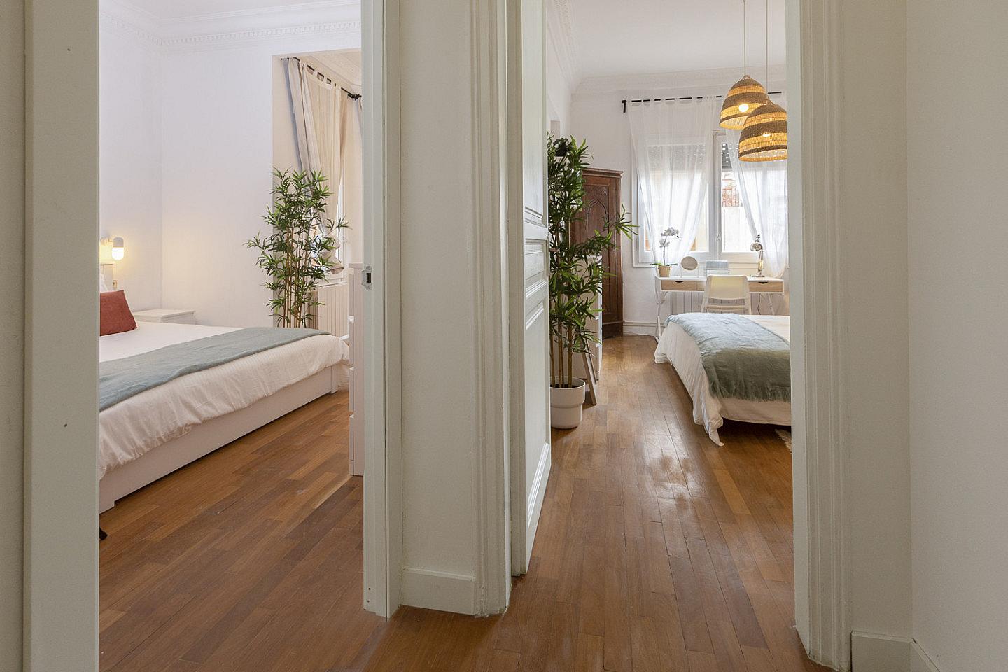  Room 2 - Beautiful, Bright & Big Double Room  -  Luxurious Female Coliving in Sarria San Gervasi with City Views and Market Access  - Gallery -  3