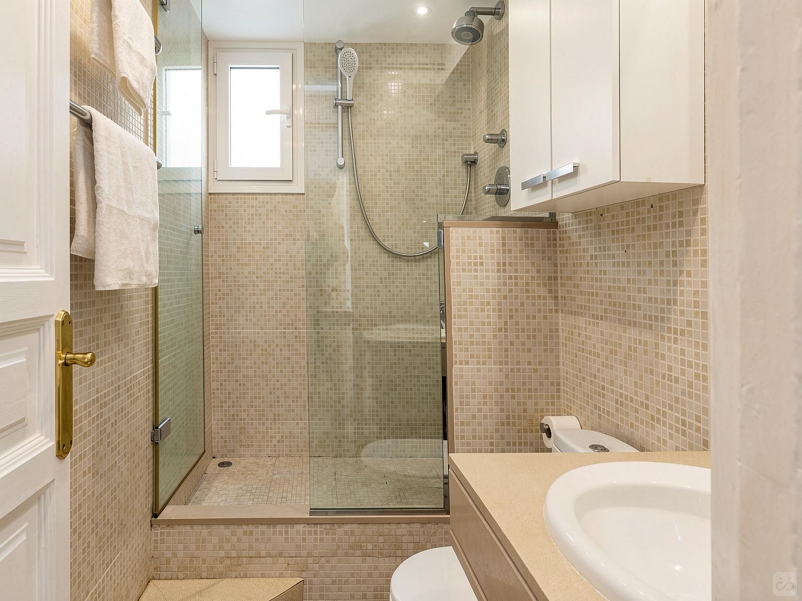  Room 2 - Beautiful, Bright & Big Double Room  -  Luxurious Female Coliving in Sarria San Gervasi with City Views and Market Access  - Gallery -  18