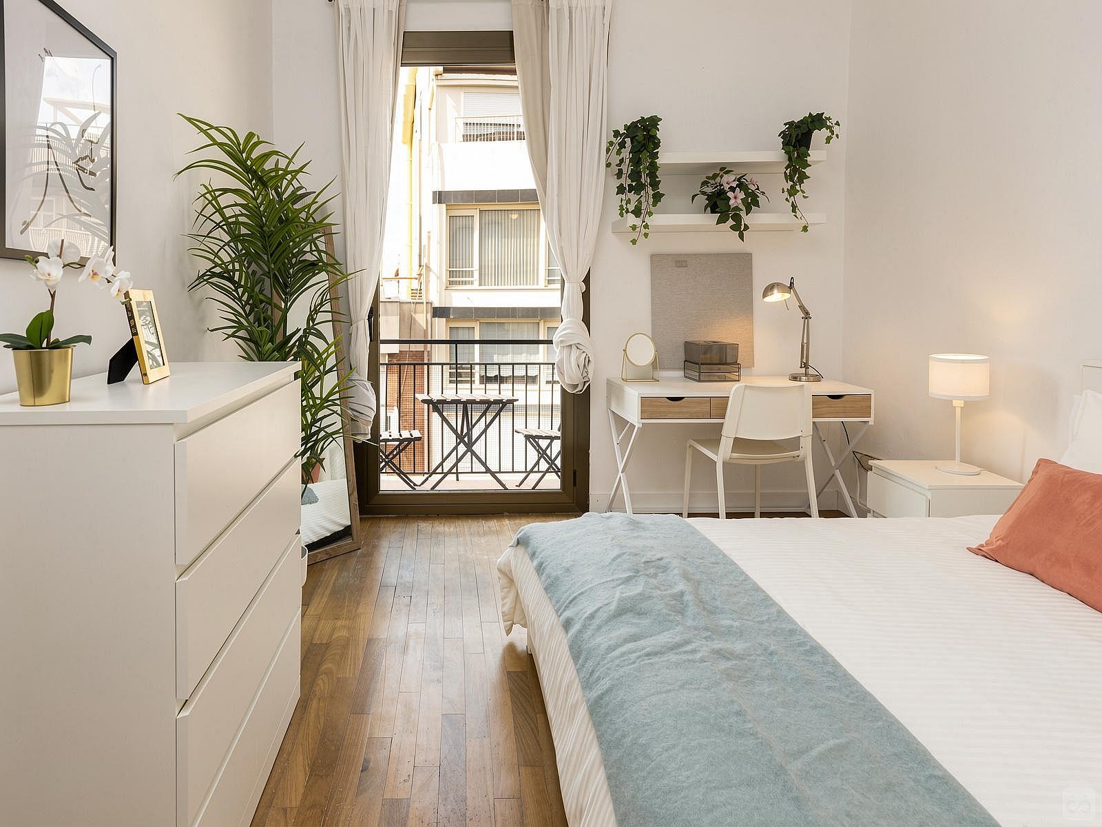  Room 2 - Beautiful, Bright & Big Double Room  -  Luxurious Female Coliving in Sarria San Gervasi with City Views and Market Access  - Gallery -  11