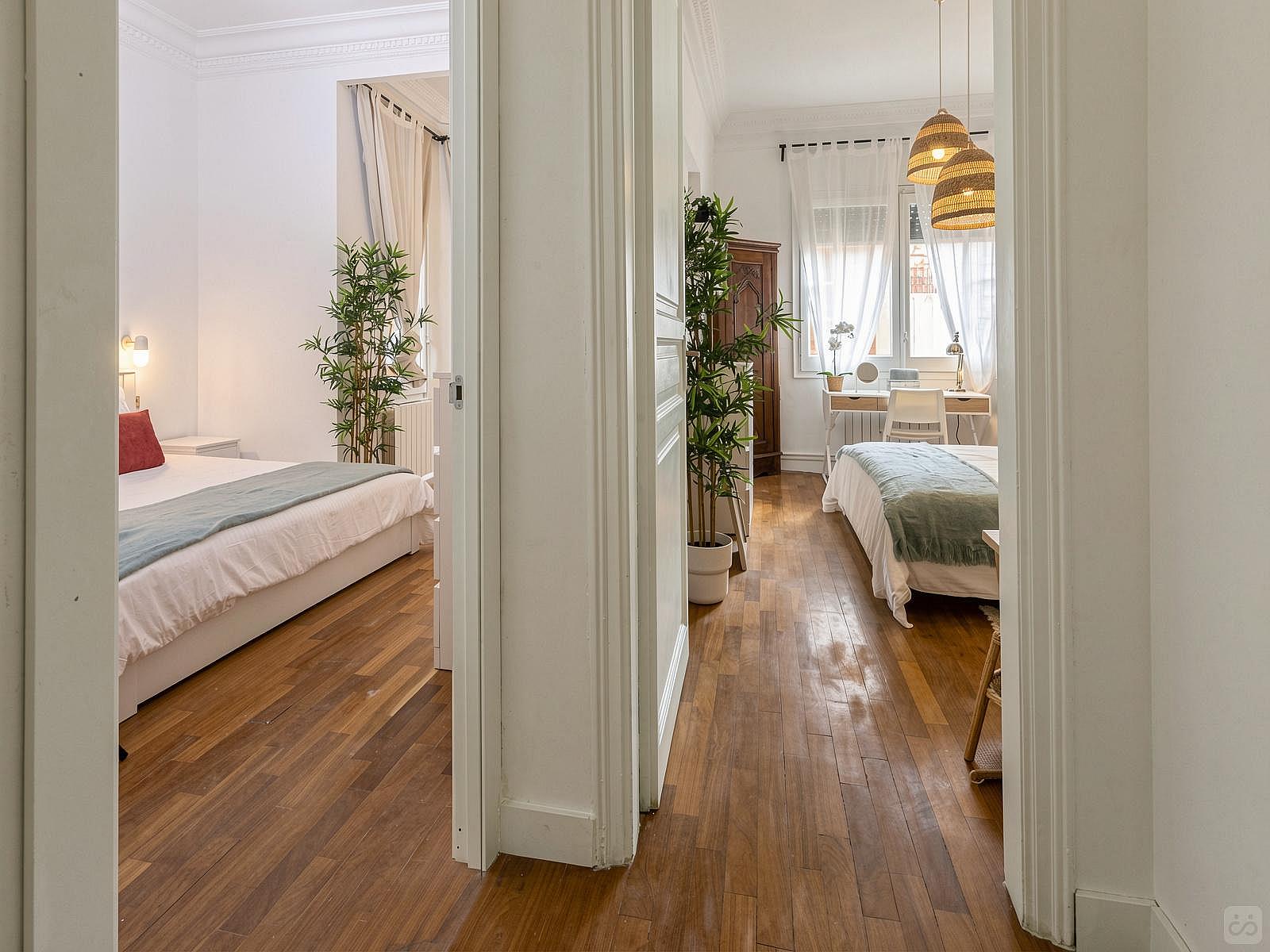  Room 2 - Beautiful, Bright & Big Double Room  -  Luxurious Female Coliving in Sarria San Gervasi with City Views and Market Access  - Gallery -  12