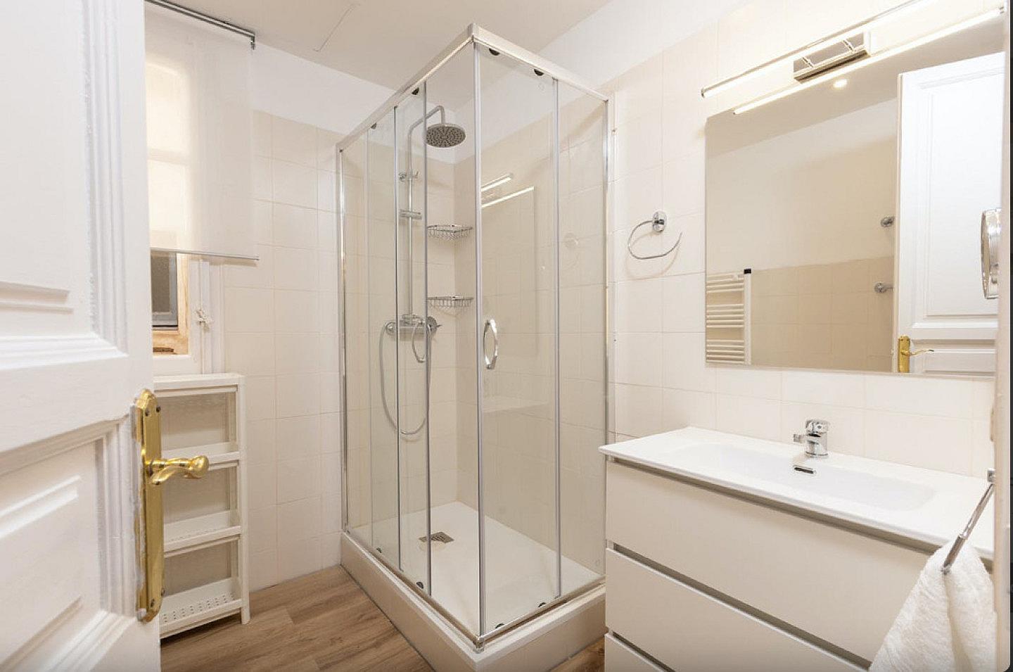  Room 2 - Beautiful, Bright & Big Double Room  -  Luxurious Female Coliving in Sarria San Gervasi with City Views and Market Access  - Gallery -  7