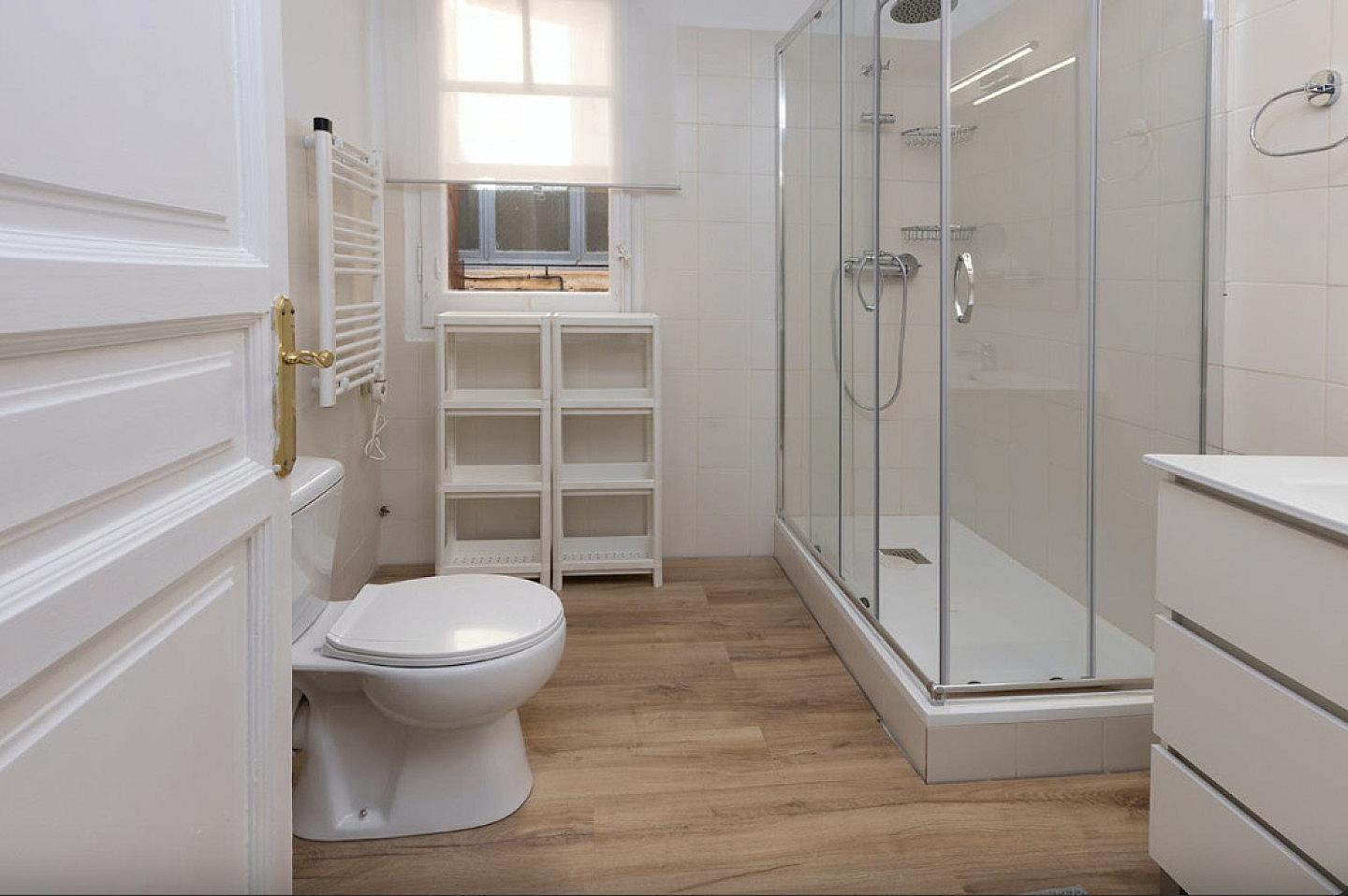  Room 2 - Beautiful, Bright & Big Double Room  -  Luxurious Female Coliving in Sarria San Gervasi with City Views and Market Access  - Gallery -  6