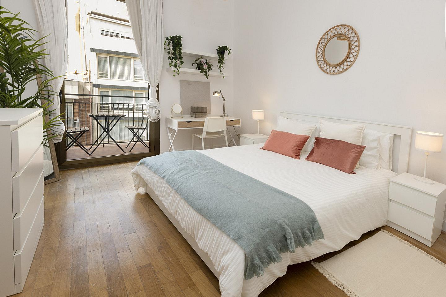  Room 2 - Beautiful, Bright & Big Double Room  -  Luxurious Female Coliving in Sarria San Gervasi with City Views and Market Access  - Gallery -  1