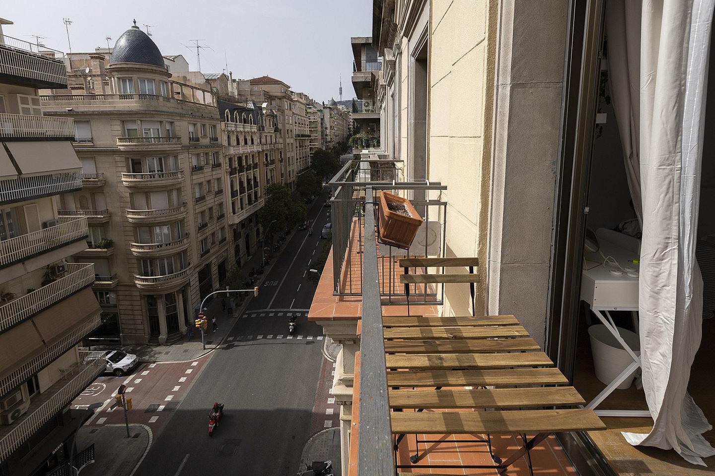  Room 2 - Beautiful, Bright & Big Double Room  -  Luxurious Female Coliving in Sarria San Gervasi with City Views and Market Access  - Gallery -  5