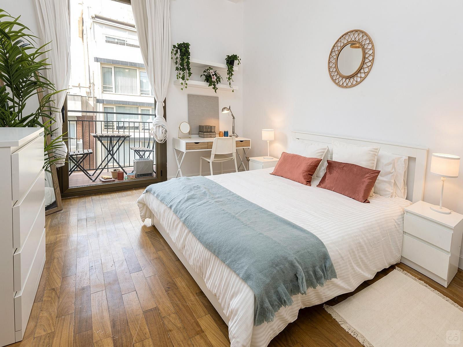  Room 2 - Beautiful, Bright & Big Double Room  -  Luxurious Female Coliving in Sarria San Gervasi with City Views and Market Access  - Gallery -  10