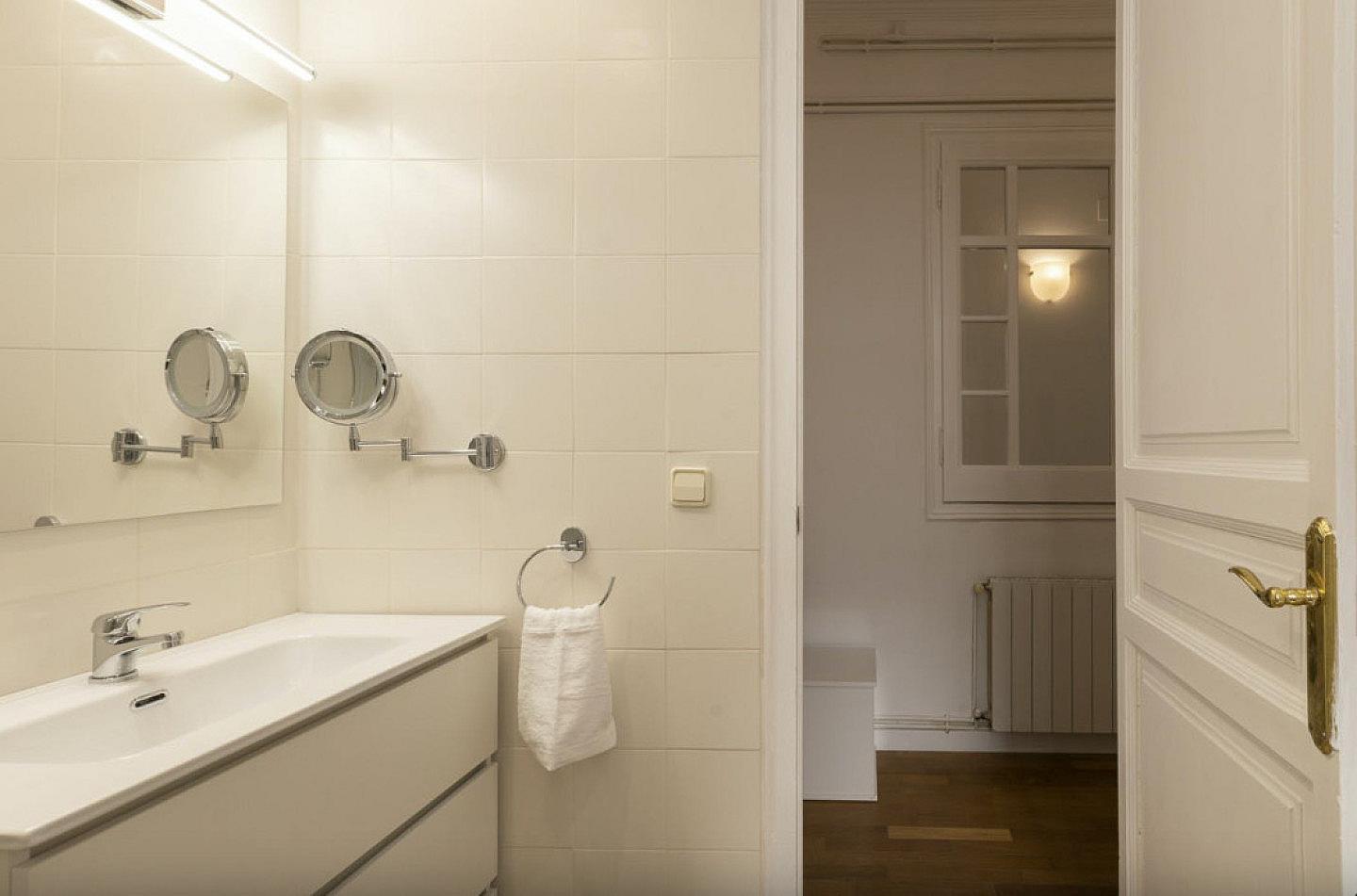  Room 3  -  Luxurious Female Coliving in Sarria San Gervasi with City Views and Market Access  - Gallery -  5