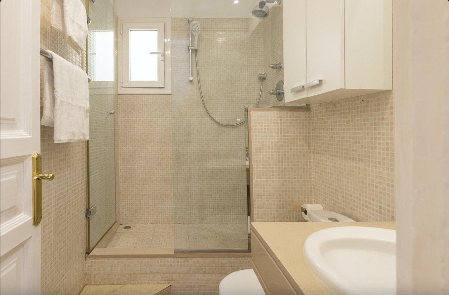  Room 3  -  Luxurious Female Coliving in Sarria San Gervasi with City Views and Market Access  - Gallery -  6