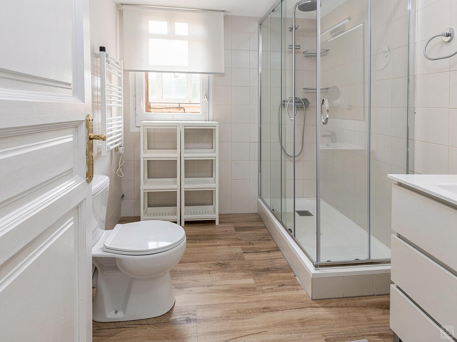  Room 3  -  Luxurious Female Coliving in Sarria San Gervasi with City Views and Market Access  - Gallery -  9