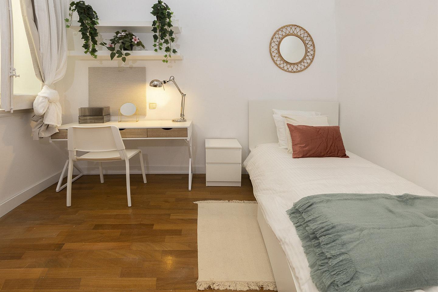  Room 3  -  Luxurious Female Coliving in Sarria San Gervasi with City Views and Market Access  - Gallery -  2