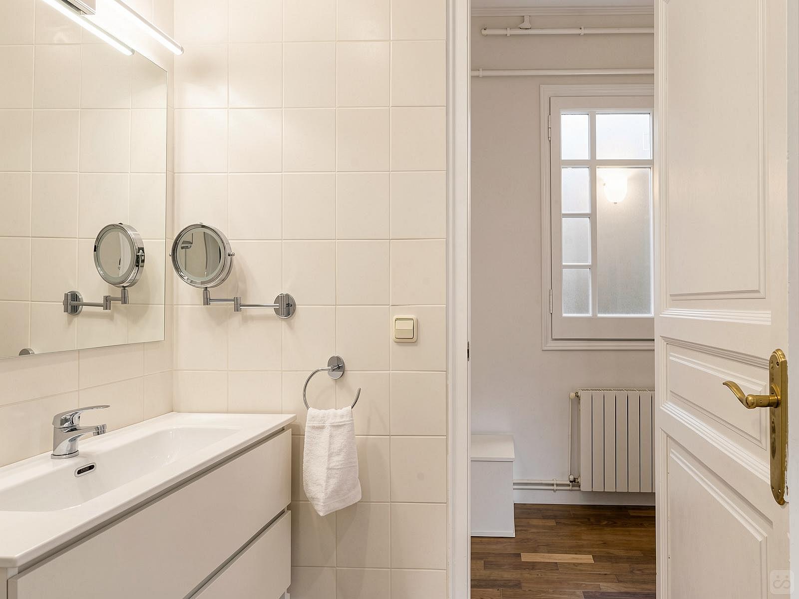  Room 3  -  Luxurious Female Coliving in Sarria San Gervasi with City Views and Market Access  - Gallery -  11