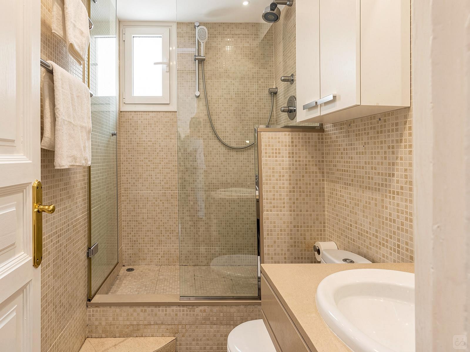  Room 3  -  Luxurious Female Coliving in Sarria San Gervasi with City Views and Market Access  - Gallery -  12