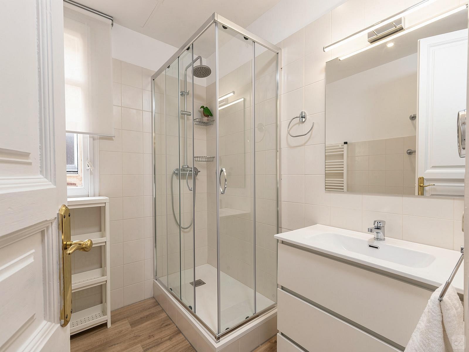  Room 3  -  Luxurious Female Coliving in Sarria San Gervasi with City Views and Market Access  - Gallery -  10