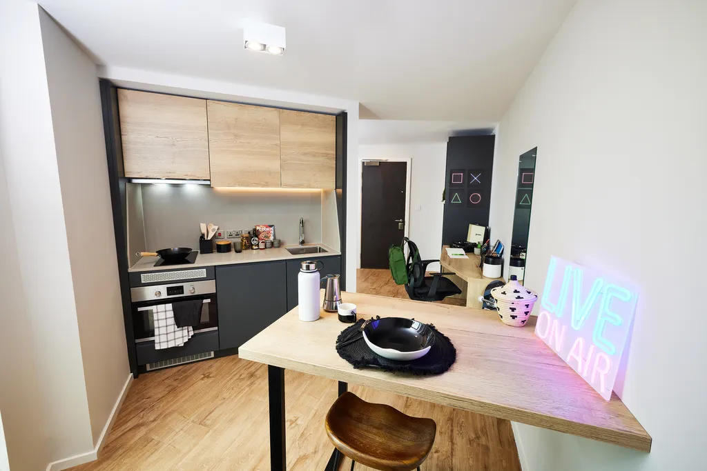 Deluxe - Portland Crescent - Gallery - 4