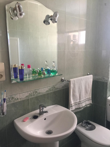 Single bedroom in 3-bedroom apartment with AC - Gallery - 8