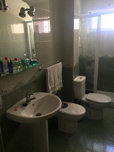 Single bedroom in 3-bedroom apartment with AC - Gallery - 7