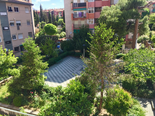 Single bedroom in 3-bedroom apartment with AC