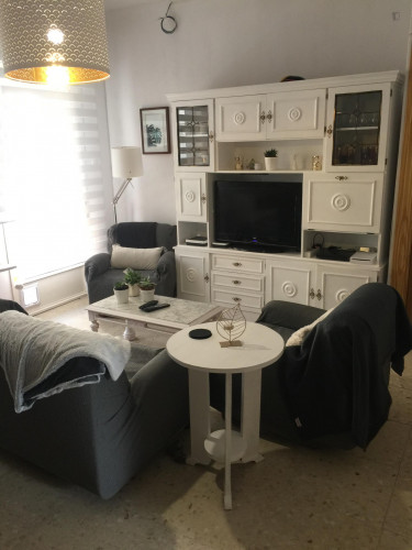 Single bedroom in 3-bedroom apartment with AC - Gallery - 17