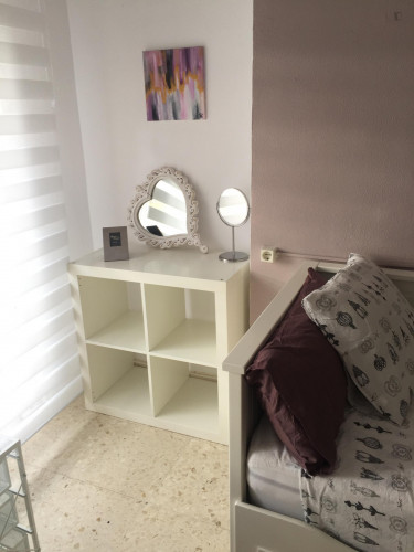 Single bedroom, with balcony, in 3-bedroom apartment - Gallery - 23
