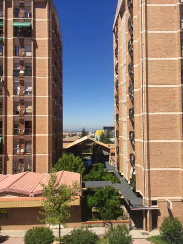 Single bedroom, with balcony, in 3-bedroom apartment