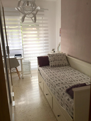 Single bedroom, with balcony, in 3-bedroom apartment - Gallery - 13