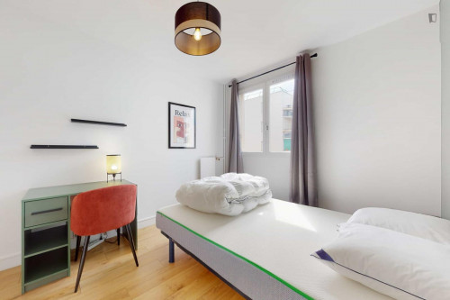 Inviting double bedroom near Quatre Routes tram station