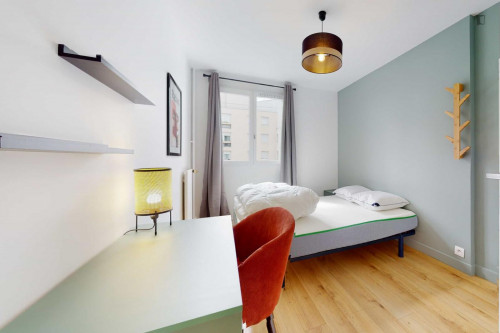 Inviting double bedroom near Quatre Routes tram station